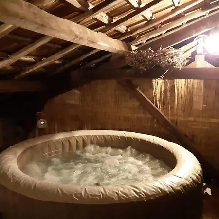 Holiday home Gite, Jacuzzi & Vin Au Grenier De *