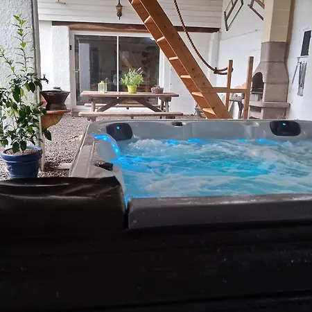 Gite, Jacuzzi & Vin Au Grenier De Madiran
