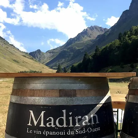 Gite, Jacuzzi & Vin Au Grenier De Semesterbostad *