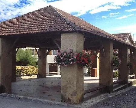 Gite, Jacuzzi & Vin Au Grenier De