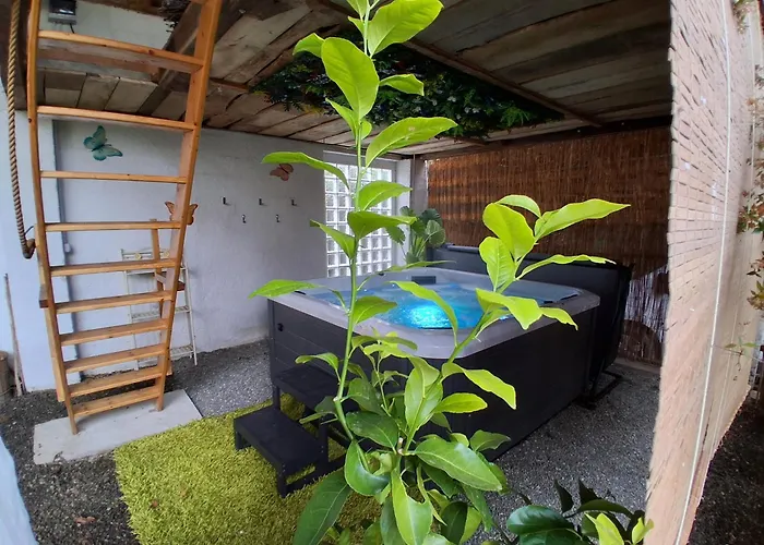 Gite, Jacuzzi & Vin Au Grenier De