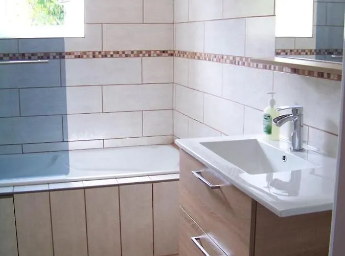 Ferienhaus Gite, Jacuzzi & Vin Au Grenier De *